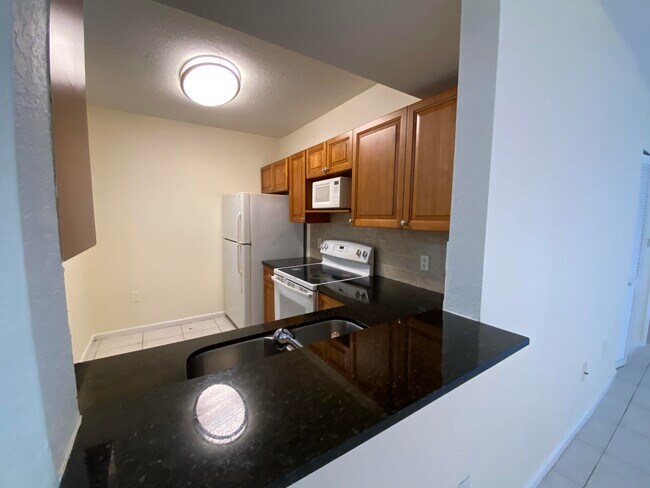 Building Photo - 1157 Golden Lakes Blvd