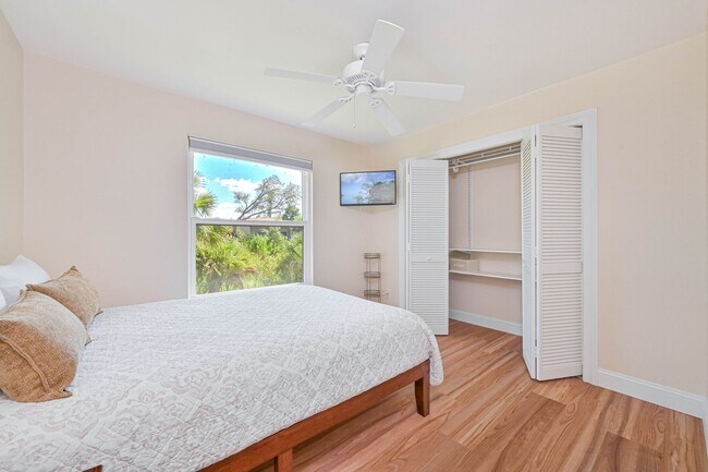 Building Photo - NOW AVAILABLE - 2/2 + Den Villa - 2 Car Ga...