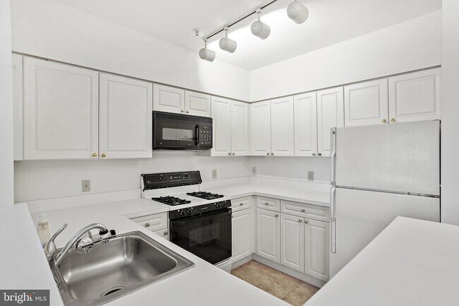 Building Photo - 2204 Westcourt Ln