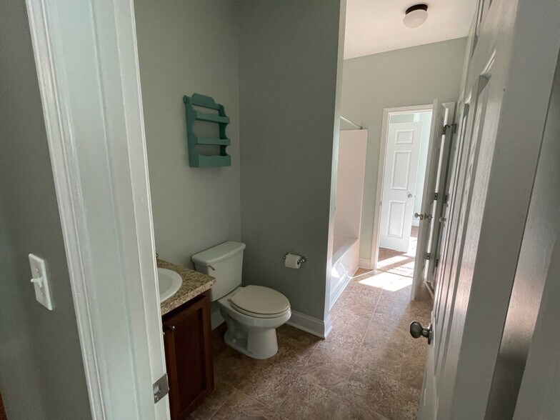 Building Photo - 570 Brewer Dr