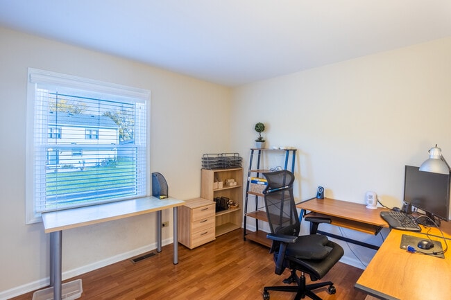 Building Photo - 331 E Fox Hill Dr