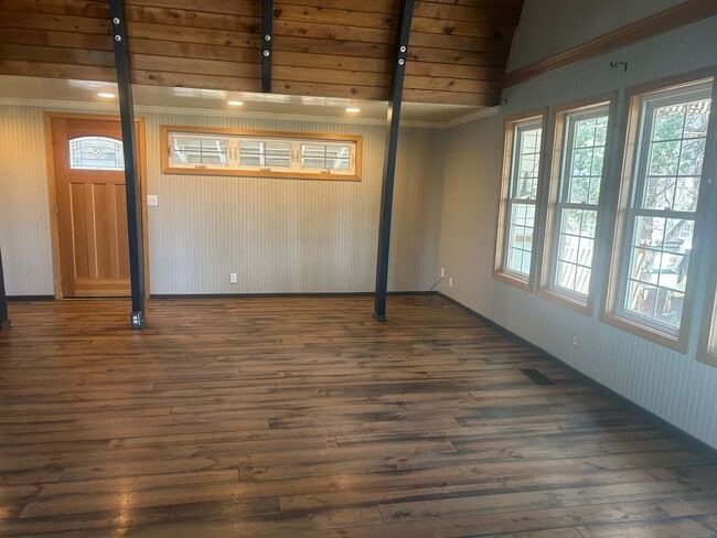 Building Photo - Beautiful Barn Style Home