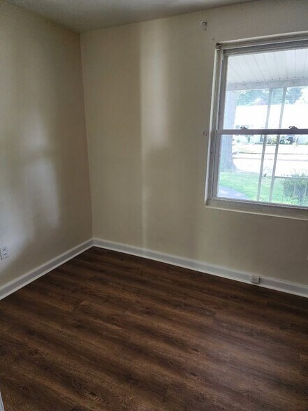 Building Photo - 3556 Riverside Dr