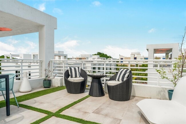 Building Photo - 455 NE 39th St