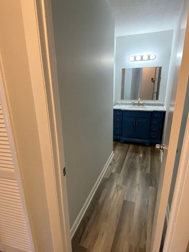 Building Photo - San Vincente