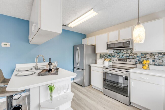 Building Photo - Spacious, sleek & central: 2Bedroom/2Bath condo in Daytona Beach!