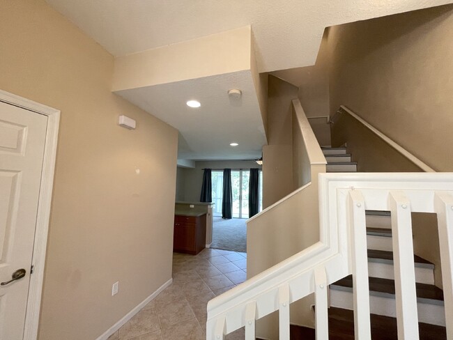 Building Photo - 3 Bedroom 2.5 Bath Townhome - Apply Now