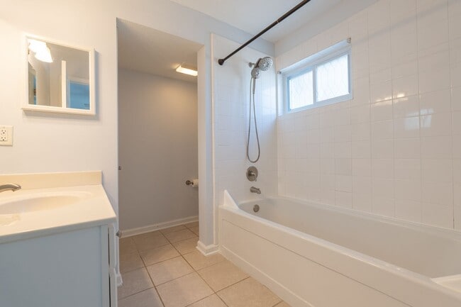 Building Photo - MOVE IN READY 2-bedroom in Virginia Beach!