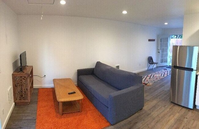 Building Photo - Perfect 1 Bedroom 1 Bath Cottage House!!!