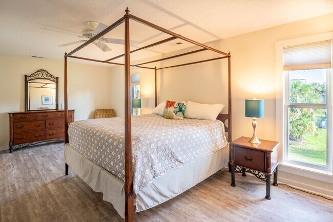 Building Photo - TIME TO SECURE YOUR BOATER'S PARADISE FOR THE FALL OF '25-SPRING OF '26