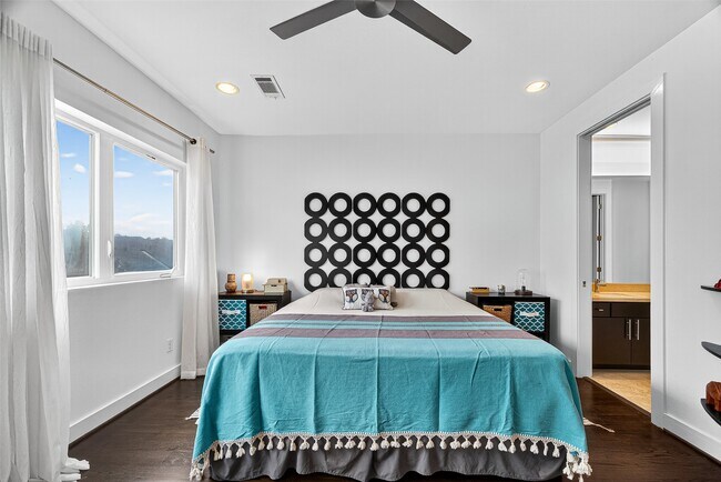 Building Photo - 1232 W 24th St