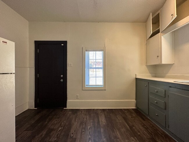 Building Photo - 910 S 19th St