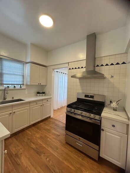 Building Photo - 850 S Kenmore Ave