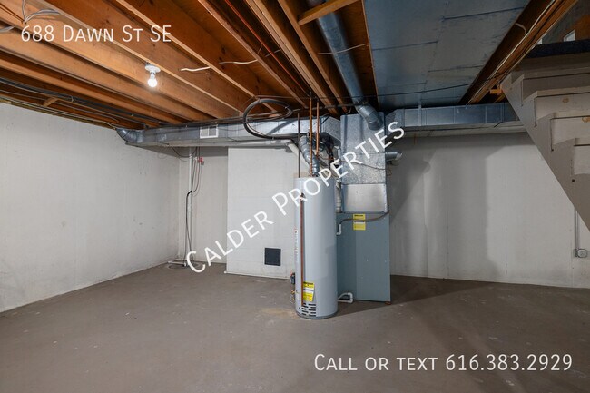 Building Photo - 688 Dawn St SE