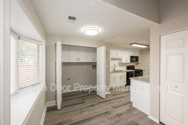 Building Photo - 640 Singing Hills Ct