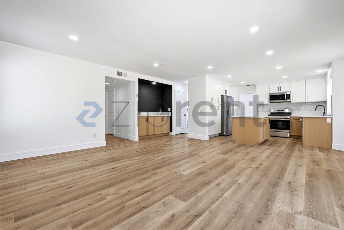 Building Photo - Unit