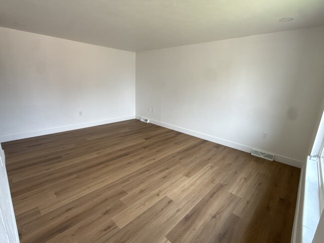Building Photo - 230 N 11th Ct