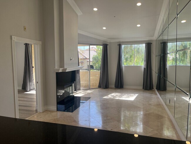 Building Photo - Amazing upgraded penthouse level unfurnish...