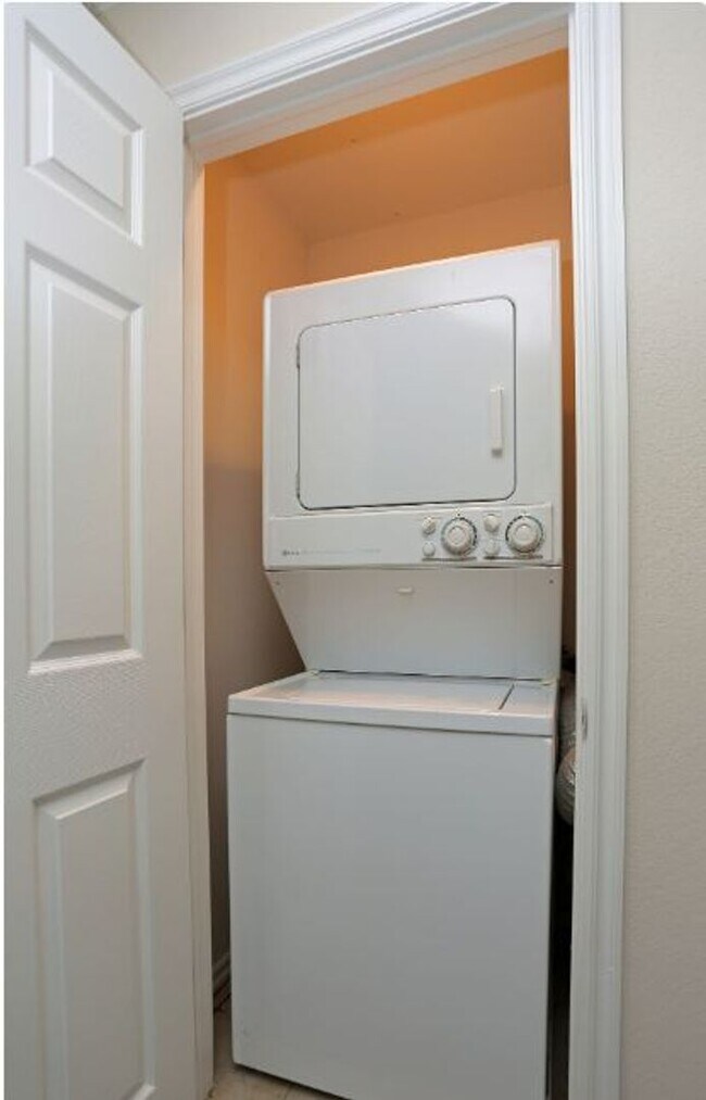 Building Photo - Beautiful 1 bed 1 bath with 1 car garage!