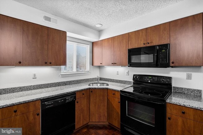 Building Photo - 835 Chanticleer