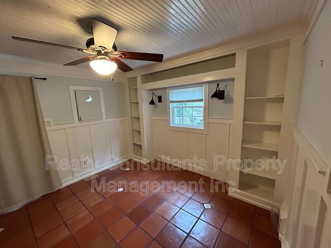 Building Photo - 2461 Lyndhurst Ave