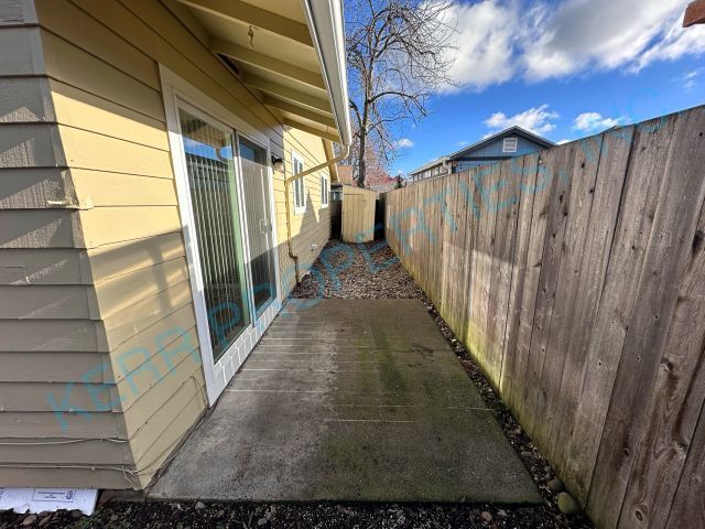 Building Photo - Charming 2-Bed Retreat on SE Steele St., Cozy Comfort in 794 Sq Ft!
