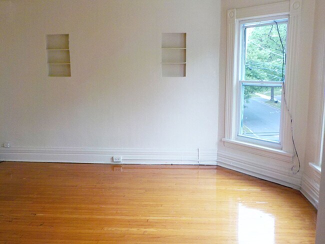 Building Photo - AVAILABLE 07/01/2026 - Beautiful 3 Bedroom...