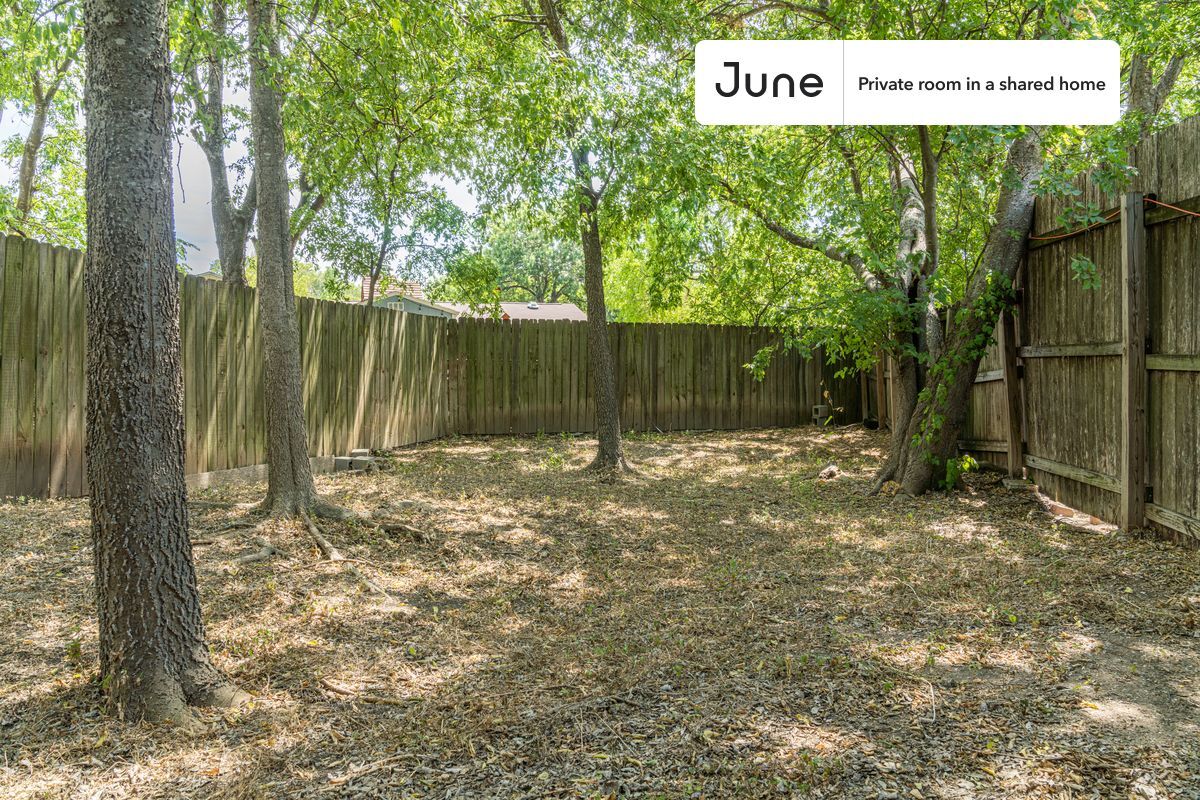 Building Photo - Private bedroom in 3 bed/2 bath Home