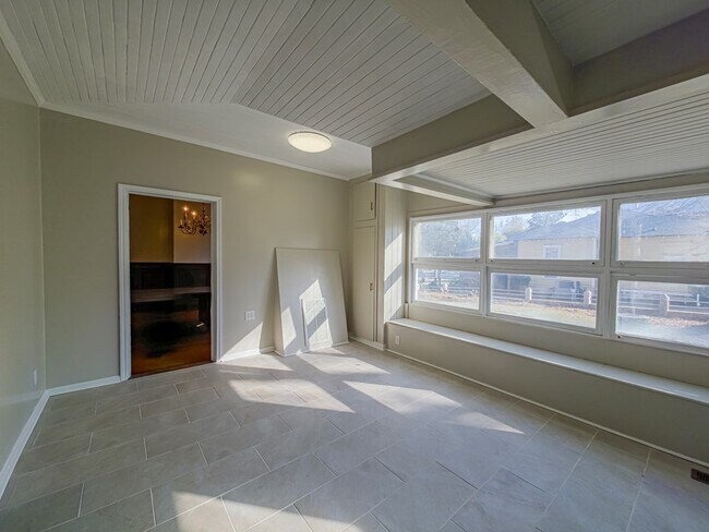Building Photo - 424 Park Ave N