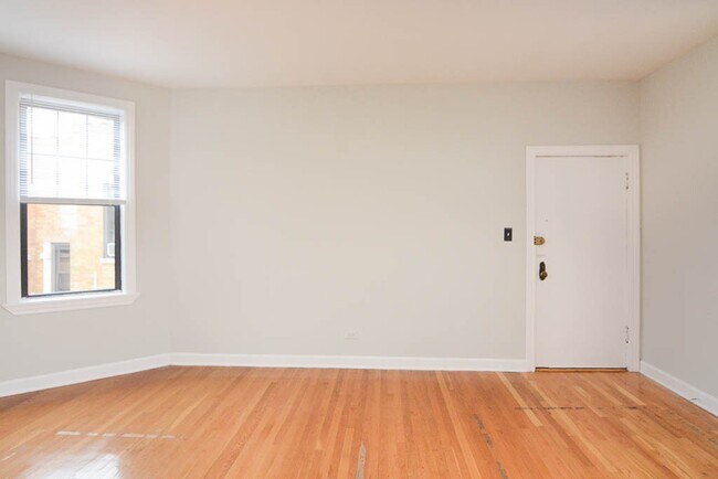 Building Photo - 728 W Barry Ave