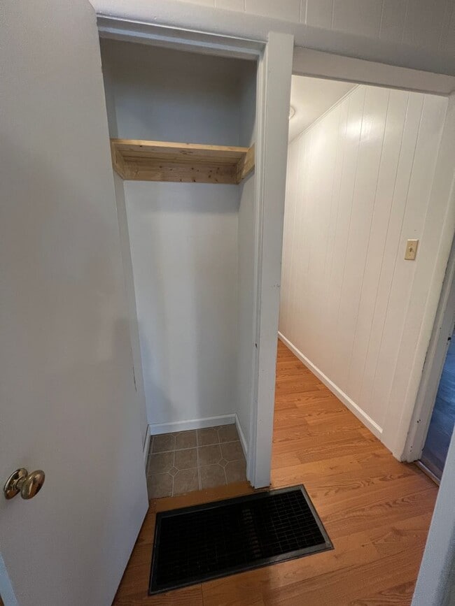 Building Photo - Available Mid-May 4 Bedroom / 1.5 Bathroom for Rent