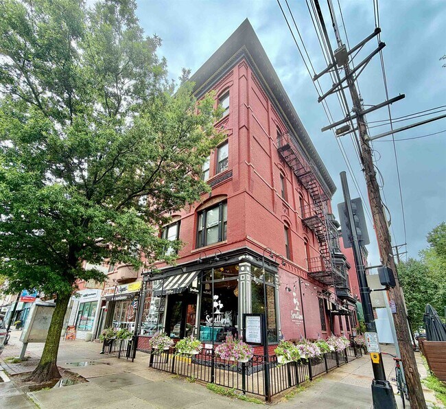 Building Photo - 105 11th St