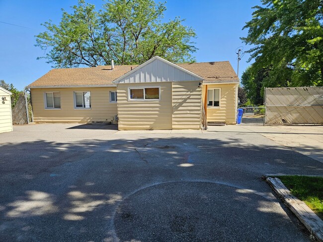 Building Photo - Beautiful 3 Bedroom/2 Bathroom in Bountiful