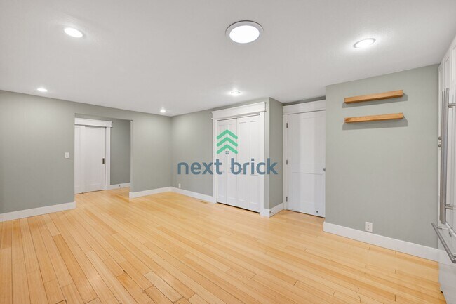 Building Photo - 3 BED & 2 BATH SINGLE FAMILY HOUSE WITH A ...