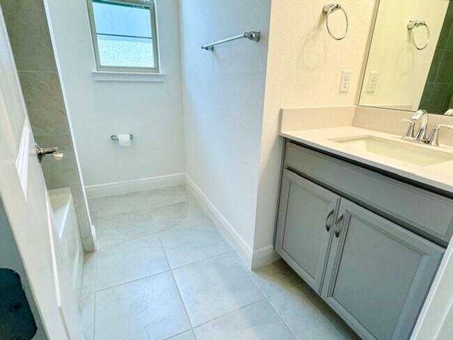 Building Photo - Home For Rent In Saint Cloud with 5 Bedroom/3 Baths