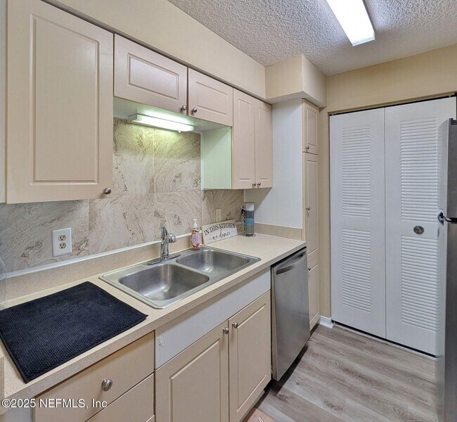 Building Photo - 10200 Belle Rive Blvd