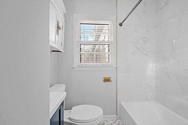 Building Photo - 1453 Colonial Rd