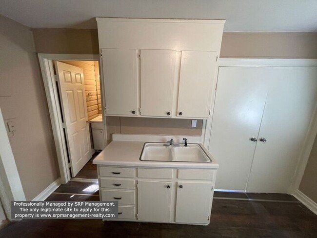 Building Photo - MOVE IN SPECIAL! 2 BR/1 BA available for r...