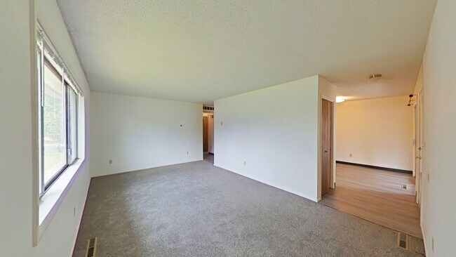 Building Photo - Spacious and charming conveniently located...