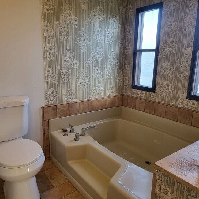 Building Photo - 2 Bedroom With a Great View