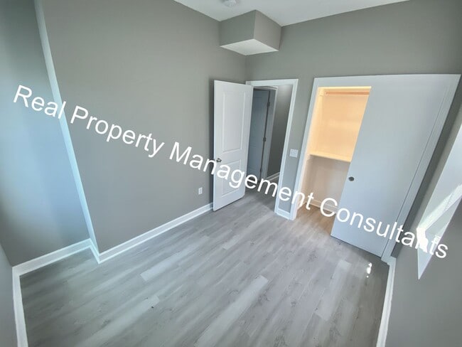 Building Photo - Renovated 3-Bedroom Home! Deposit Free Living Available via Obligo