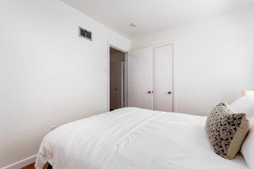 Building Photo - 660 Graham Rd