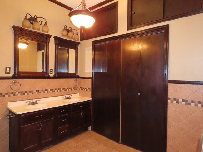 Building Photo - Quaint West Side  3 bedroom 2 Bath Home!