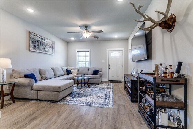Building Photo - Beautifully Updated 3 Bed, 2.5 Bath in Pea...