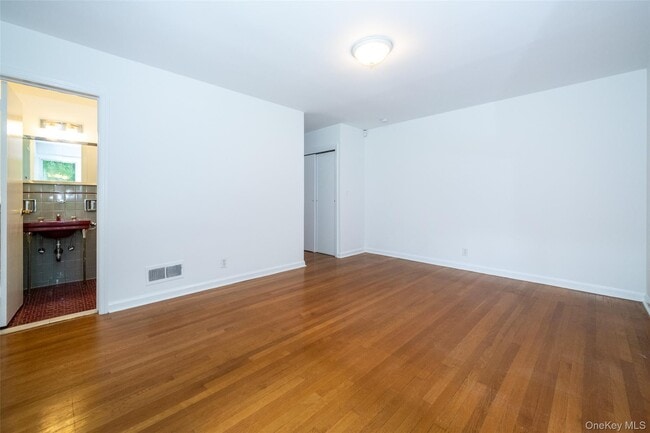 Building Photo - 25 Crosshill Rd