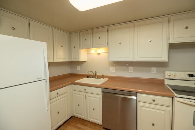 Building Photo - Unbeatable Views, Ample Amenities, 2 Bed 1...