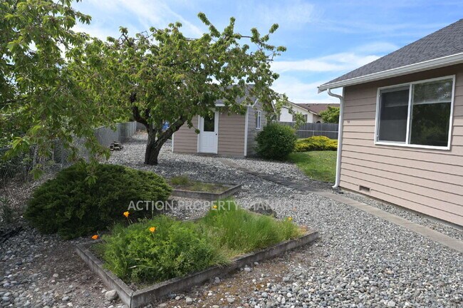 Building Photo - 3 bed 2 bath, 2 car garage in Sequim
