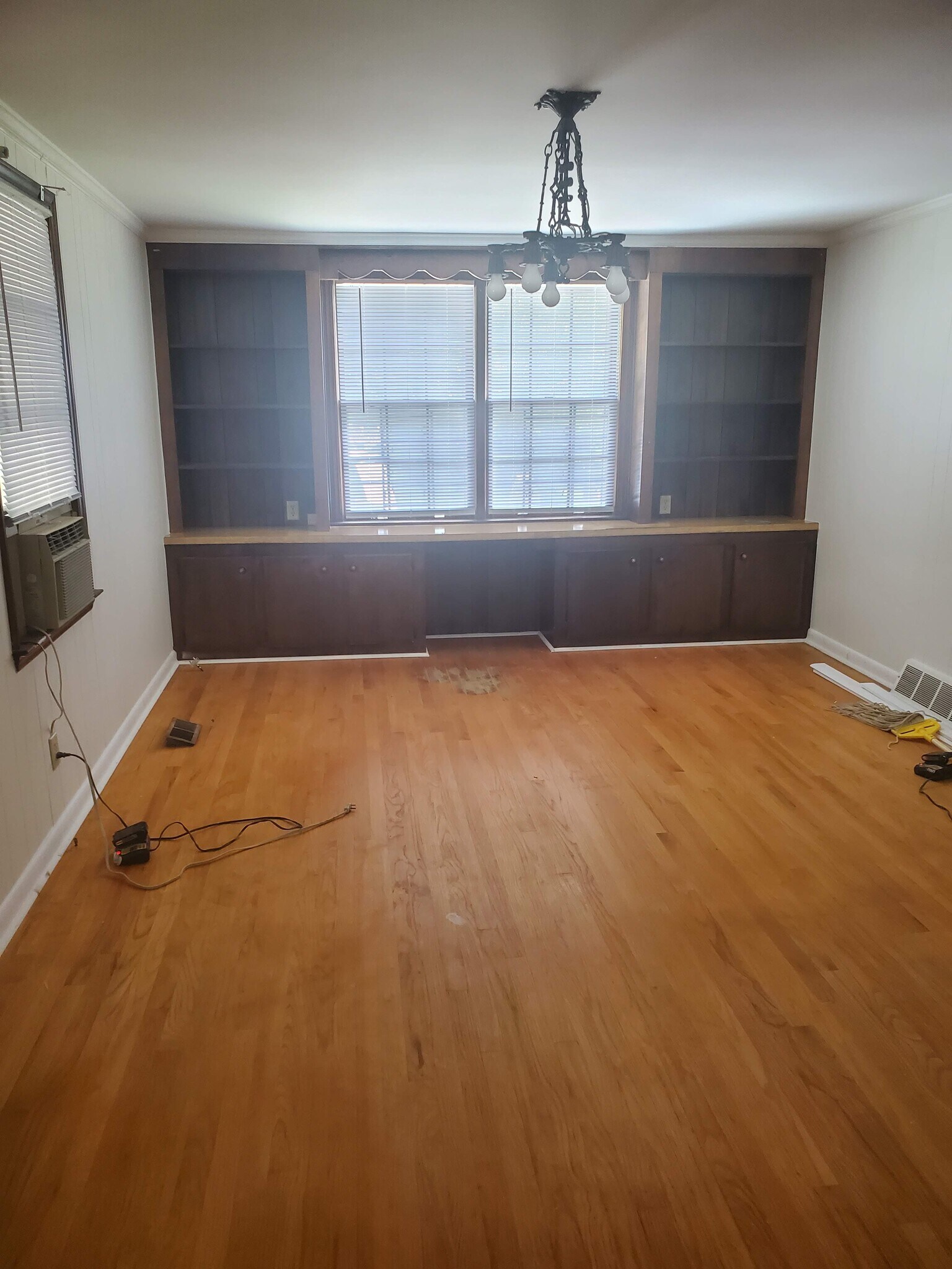 Building Photo - 301 W Lakeside Ave