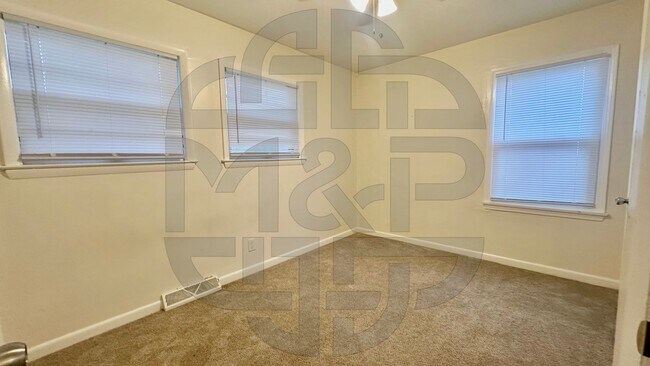 Building Photo - 3039 S Glenn Ave