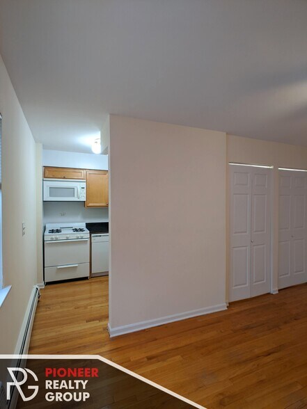 Building Photo - 524 W Oakdale Ave